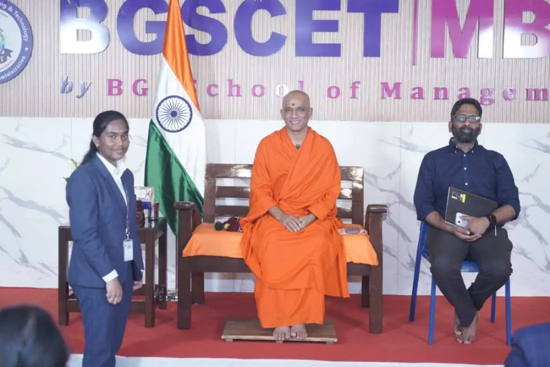 Sri Gurudev on the dais